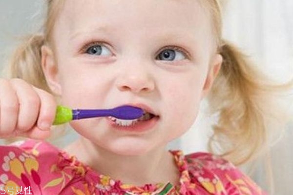 寶寶幾歲開始刷牙 怎么挑選牙刷 寶寶幾歲開始刷牙 怎么挑選牙刷