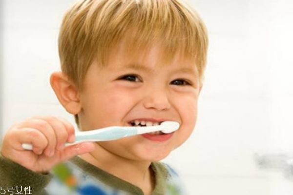 寶寶牙膏可以吃嗎 寶寶刷牙的正確方法 寶寶牙膏可以吃嗎 寶寶刷牙的正確方法