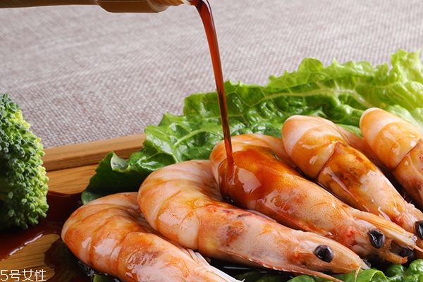 釀造醬油與配制醬油的區(qū)別 釀造醬油與配制醬油哪個好 釀造醬油與配制醬油的區(qū)別 釀造醬油與配制醬油哪個好