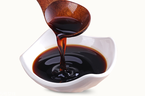 釀造醬油與配制醬油的區(qū)別 釀造醬油與配制醬油哪個好 釀造醬油與配制醬油的區(qū)別 釀造醬油與配制醬油哪個好