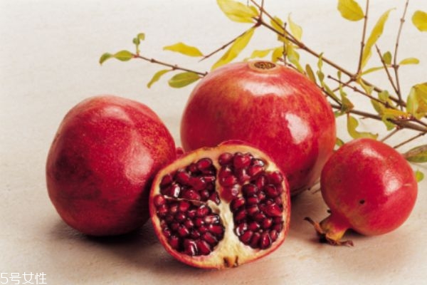 石榴不用刀怎么剝開 石榴怎么剝簡(jiǎn)單方法 石榴不用刀怎么剝開 石榴怎么剝簡(jiǎn)單方法
