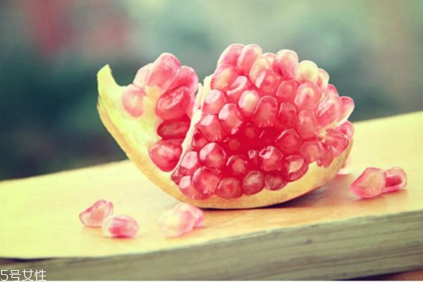 石榴不用刀怎么剝開 石榴怎么剝簡(jiǎn)單方法 石榴不用刀怎么剝開 石榴怎么剝簡(jiǎn)單方法