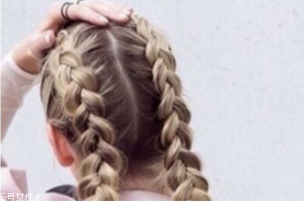 瓜子臉扎什么發(fā)型好看 韓式可愛減齡發(fā)型丸子頭扎法圖解 瓜子臉扎什么發(fā)型好看 韓式可愛減齡發(fā)型丸子頭扎法圖解