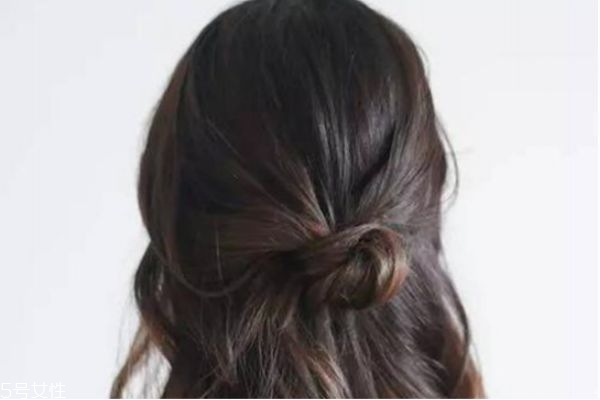 瓜子臉扎什么發(fā)型好看 韓式可愛減齡發(fā)型丸子頭扎法圖解 瓜子臉扎什么發(fā)型好看 韓式可愛減齡發(fā)型丸子頭扎法圖解