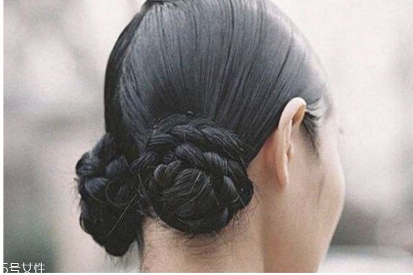 瓜子臉扎什么發(fā)型好看 韓式可愛減齡發(fā)型丸子頭扎法圖解 瓜子臉扎什么發(fā)型好看 韓式可愛減齡發(fā)型丸子頭扎法圖解