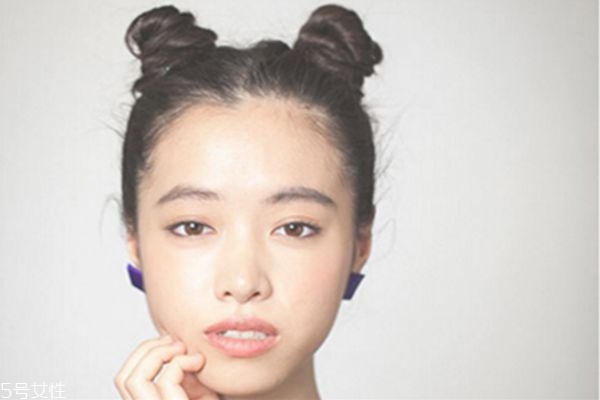 瓜子臉扎什么發(fā)型好看 韓式可愛減齡發(fā)型丸子頭扎法圖解 瓜子臉扎什么發(fā)型好看 韓式可愛減齡發(fā)型丸子頭扎法圖解