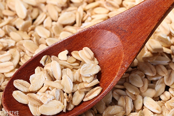 生麥片和熟麥片哪個好 生麥片和熟麥片的區(qū)別 生麥片和熟麥片哪個好 生麥片和熟麥片的區(qū)別