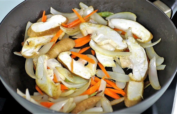 日式烏龍面怎么炒 Q彈有勁道又不膩 日式烏龍面怎么炒 Q彈有勁道又不膩