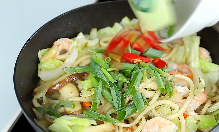 日式烏龍面怎么炒 Q彈有勁道又不膩 日式烏龍面怎么炒 Q彈有勁道又不膩