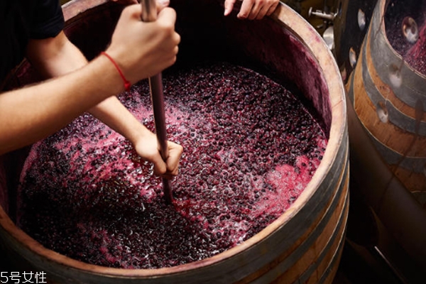 酒莊酒和酒商酒哪個好 酒莊酒和酒商酒標志怎么區(qū)分 酒莊酒和酒商酒哪個好 酒莊酒和酒商酒標志怎么區(qū)分