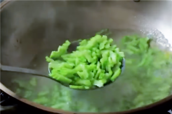 苦瓜煎蛋的做法 切法形狀很關鍵 苦瓜煎蛋的做法 切法形狀很關鍵