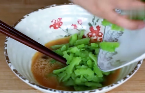 苦瓜煎蛋的做法 切法形狀很關鍵 苦瓜煎蛋的做法 切法形狀很關鍵