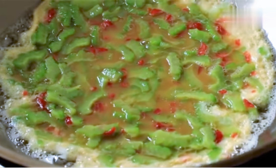 苦瓜煎蛋的做法 切法形狀很關鍵 苦瓜煎蛋的做法 切法形狀很關鍵