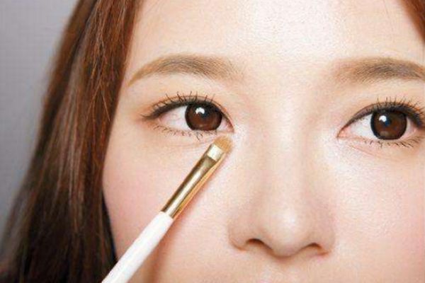 淡妝眼影怎么畫才好看 淡妝眼影畫法步驟