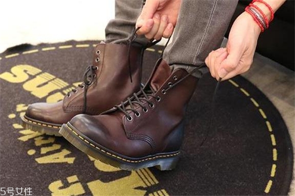 drmartens是真皮嗎 材質(zhì)很關(guān)鍵 drmartens是真皮嗎 材質(zhì)很關(guān)鍵