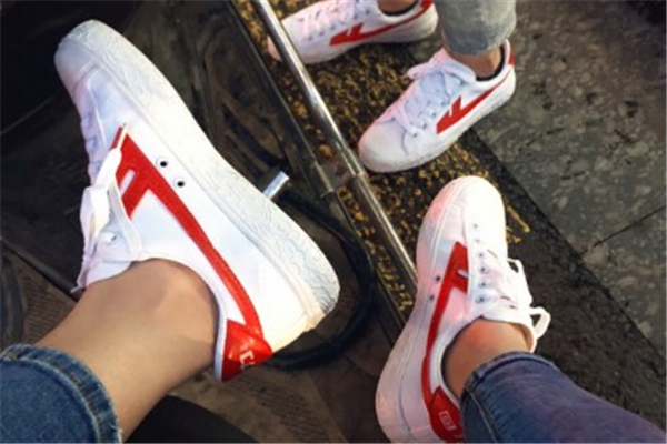 小白鞋哪個牌子好穿？小白鞋什么牌子舒服？