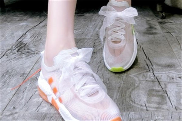今年流行什么樣的小白鞋？今年最火的小白鞋款式