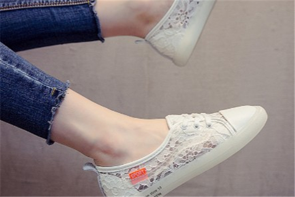 今年流行什么樣的小白鞋？今年最火的小白鞋款式