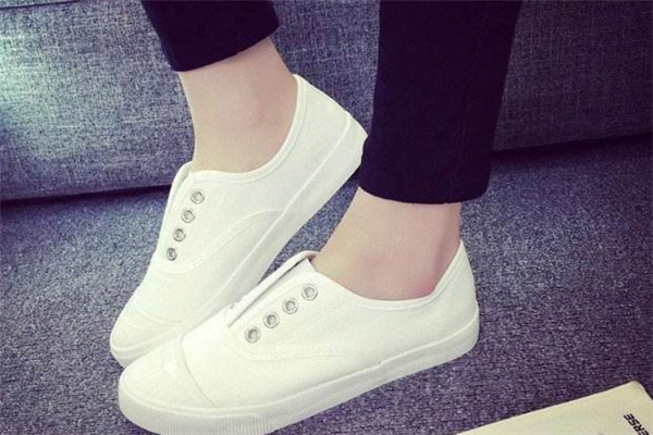 帆布小白鞋怎么搭配？帆布小白鞋搭配技巧