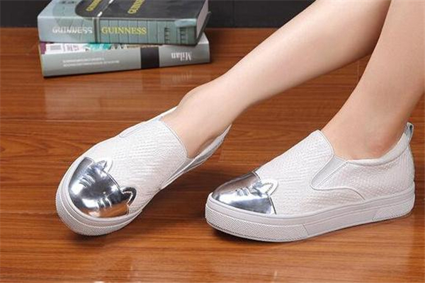 穿小白鞋配什么襪子？小白鞋襪子搭配圖片