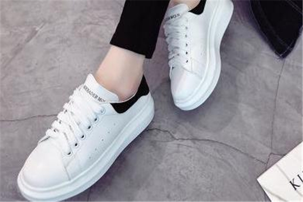 小白鞋配什么褲子？經(jīng)典百搭全靠它