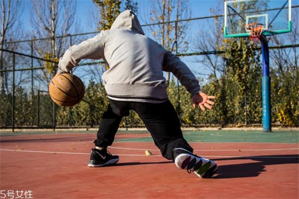 nike kyrie 5歐文5實(shí)戰(zhàn)測(cè)評(píng) 不能錯(cuò)過的上腳報(bào)告