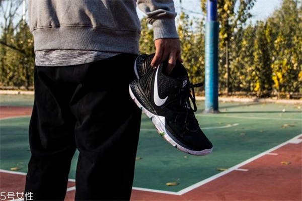 nike kyrie 5歐文5實(shí)戰(zhàn)測(cè)評(píng) 不能錯(cuò)過的上腳報(bào)告