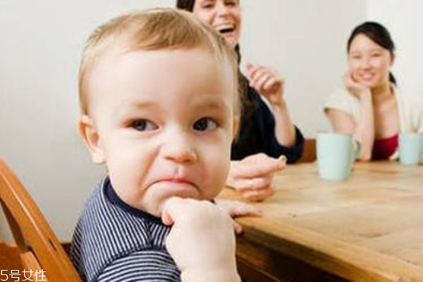 片狀米粉和粉狀米粉的區(qū)別 寶媽們?cè)撊绾芜x擇 片狀米粉和粉狀米粉的區(qū)別 寶媽們?cè)撊绾芜x擇