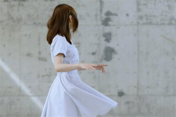 白裙子染色了怎么洗 輕松解決煩惱 白裙子染色了怎么洗 輕松解決煩惱