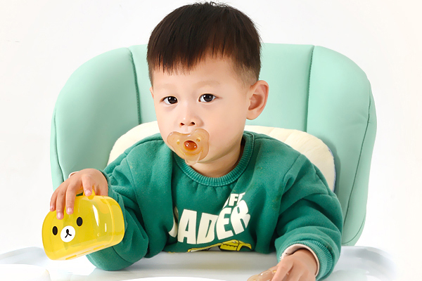 新生兒奶嘴用幾個(gè)孔的 1個(gè)圓孔適合新生兒 新生兒奶嘴用幾個(gè)孔的 1個(gè)圓孔適合新生兒