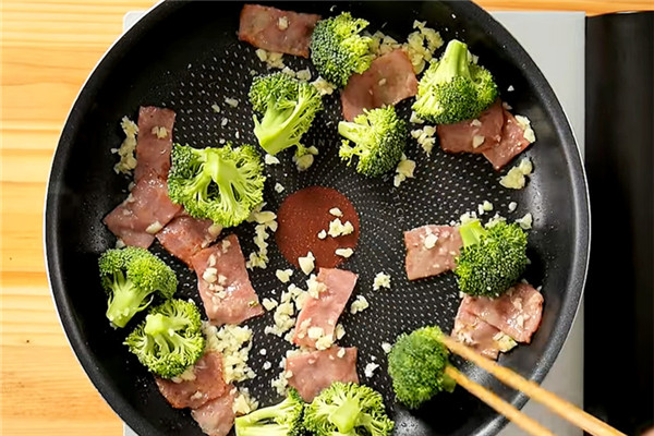 紅醬起司燉飯的做法 簡(jiǎn)易步驟圖解 紅醬起司燉飯的做法 簡(jiǎn)易步驟圖解