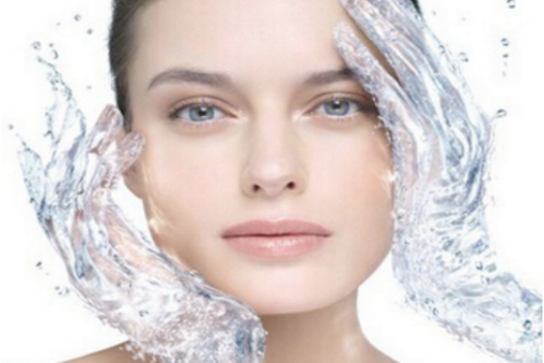 干性肌膚的美白關(guān)鍵保濕補(bǔ)水不間斷 干性肌膚的美白關(guān)鍵保濕補(bǔ)水不間斷