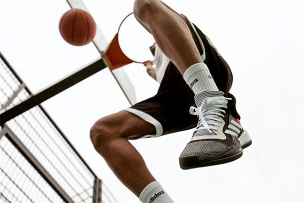 帆布鞋鞋帶孔是金屬嗎 帆布鞋上的兩個孔是干嘛的