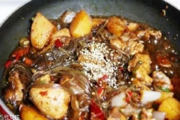 自制黃燜雞的做法 黃燜雞用的什么雞肉 自制黃燜雞的做法 黃燜雞用的什么雞肉