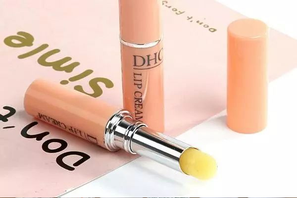 冬季應該怎樣選擇潤唇膏?需要注意事項 冬季應該怎樣選擇潤唇膏?需要注意事項