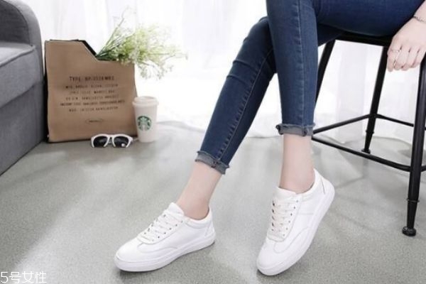 白鞋子發(fā)黃有什么辦法變白 不同種類不同洗法 白鞋子發(fā)黃有什么辦法變白 不同種類不同洗法