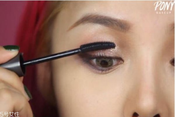 怎樣畫(huà)約會(huì)妝容 超甜美粉色妝容化妝步驟