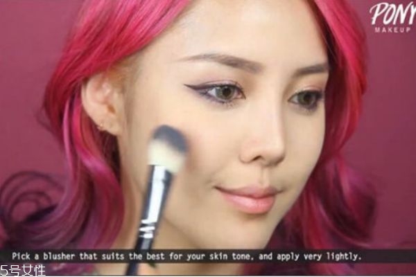 怎樣畫(huà)約會(huì)妝容 超甜美粉色妝容化妝步驟