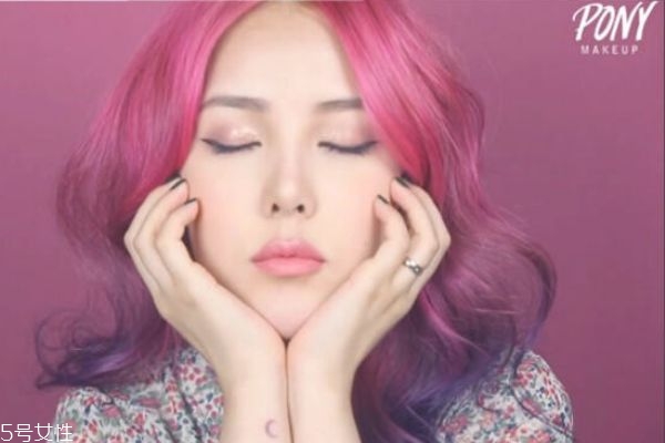 怎樣畫(huà)約會(huì)妝容 超甜美粉色妝容化妝步驟