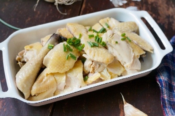 白斬雞是浸煮還是蒸好 這樣做最好吃 白斬雞是浸煮還是蒸好 這樣做最好吃