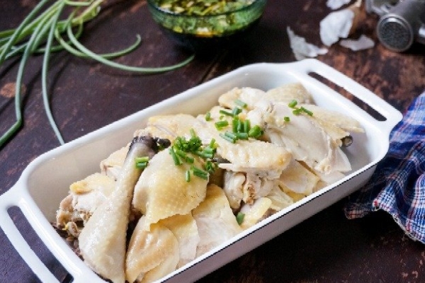 白斬雞是浸煮還是蒸好 這樣做最好吃 白斬雞是浸煮還是蒸好 這樣做最好吃