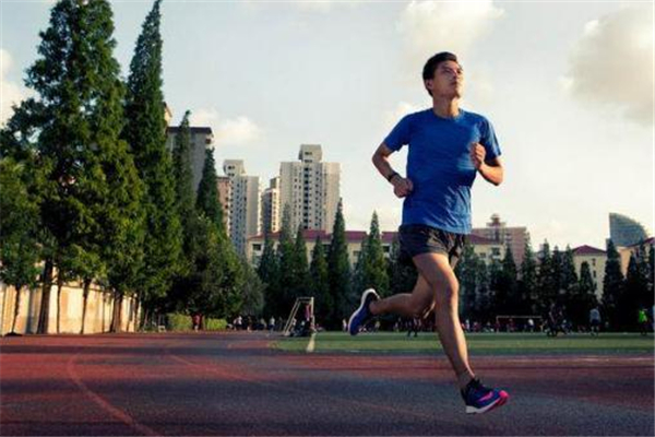 馬拉松跑完如何恢復(fù) 注意拉伸和按摩 馬拉松跑完如何恢復(fù) 注意拉伸和按摩