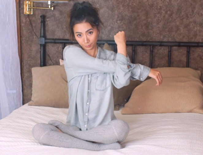 睡前拉伸的動作圖解 讓你和失眠說晚安 睡前拉伸的動作圖解 讓你和失眠說晚安