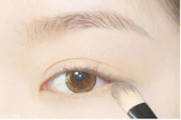 溫柔大地色系眼影畫(huà)法 輕松打造韓式自然眼妝 溫柔大地色系眼影畫(huà)法 輕松打造韓式自然眼妝