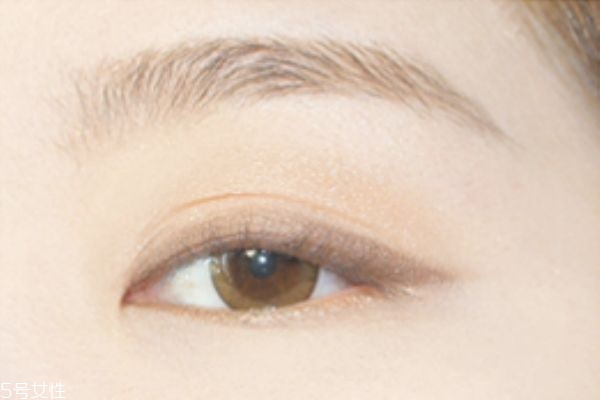 溫柔大地色系眼影畫(huà)法 輕松打造韓式自然眼妝 溫柔大地色系眼影畫(huà)法 輕松打造韓式自然眼妝