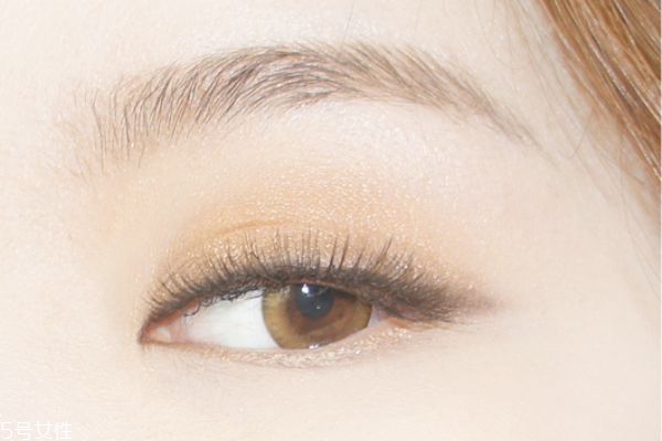 溫柔大地色系眼影畫(huà)法 輕松打造韓式自然眼妝 溫柔大地色系眼影畫(huà)法 輕松打造韓式自然眼妝