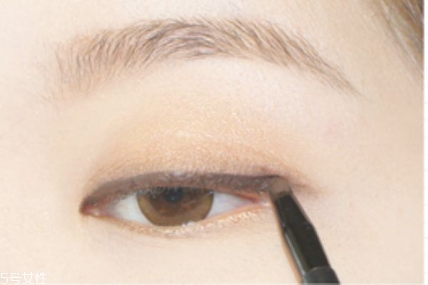 溫柔大地色系眼影畫(huà)法 輕松打造韓式自然眼妝 溫柔大地色系眼影畫(huà)法 輕松打造韓式自然眼妝