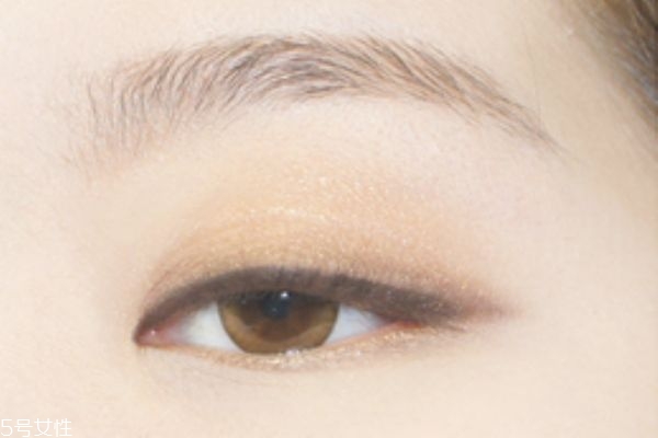 溫柔大地色系眼影畫(huà)法 輕松打造韓式自然眼妝 溫柔大地色系眼影畫(huà)法 輕松打造韓式自然眼妝