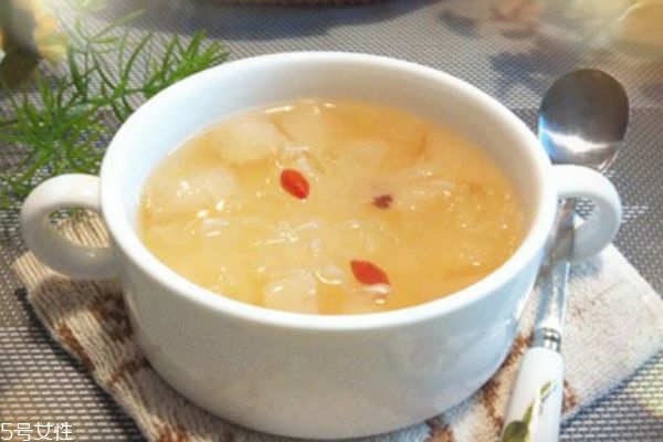 冰糖雪梨是蒸還是煮好 喝冰糖雪梨會(huì)胖嗎 冰糖雪梨是蒸還是煮好 喝冰糖雪梨會(huì)胖嗎