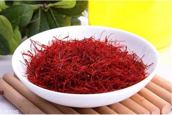 藏紅花泡腳有什么好處 藏紅花泡腳適合哪些人 藏紅花泡腳有什么好處 藏紅花泡腳適合哪些人